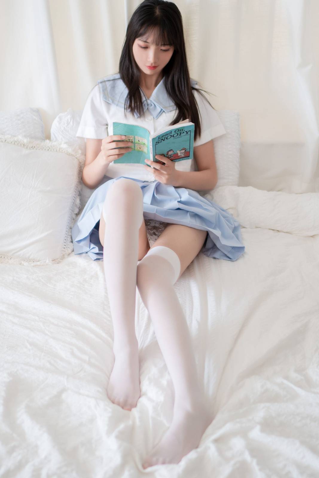 邻家妹子西呱呀呀呀JK学生制服搭配白色丝袜居家系列写真-2