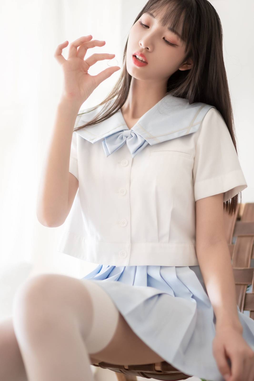 邻家妹子西呱呀呀呀JK学生制服搭配白色丝袜居家系列写真-33