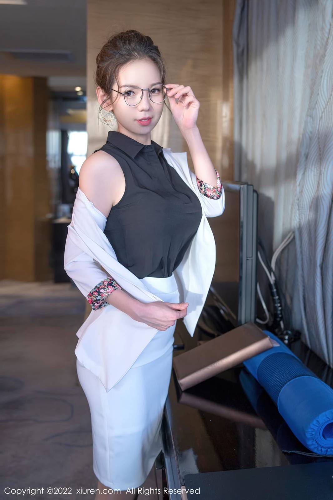秀人网美女模特大美媚京修长美腿白色服饰职场OL性感写真-8