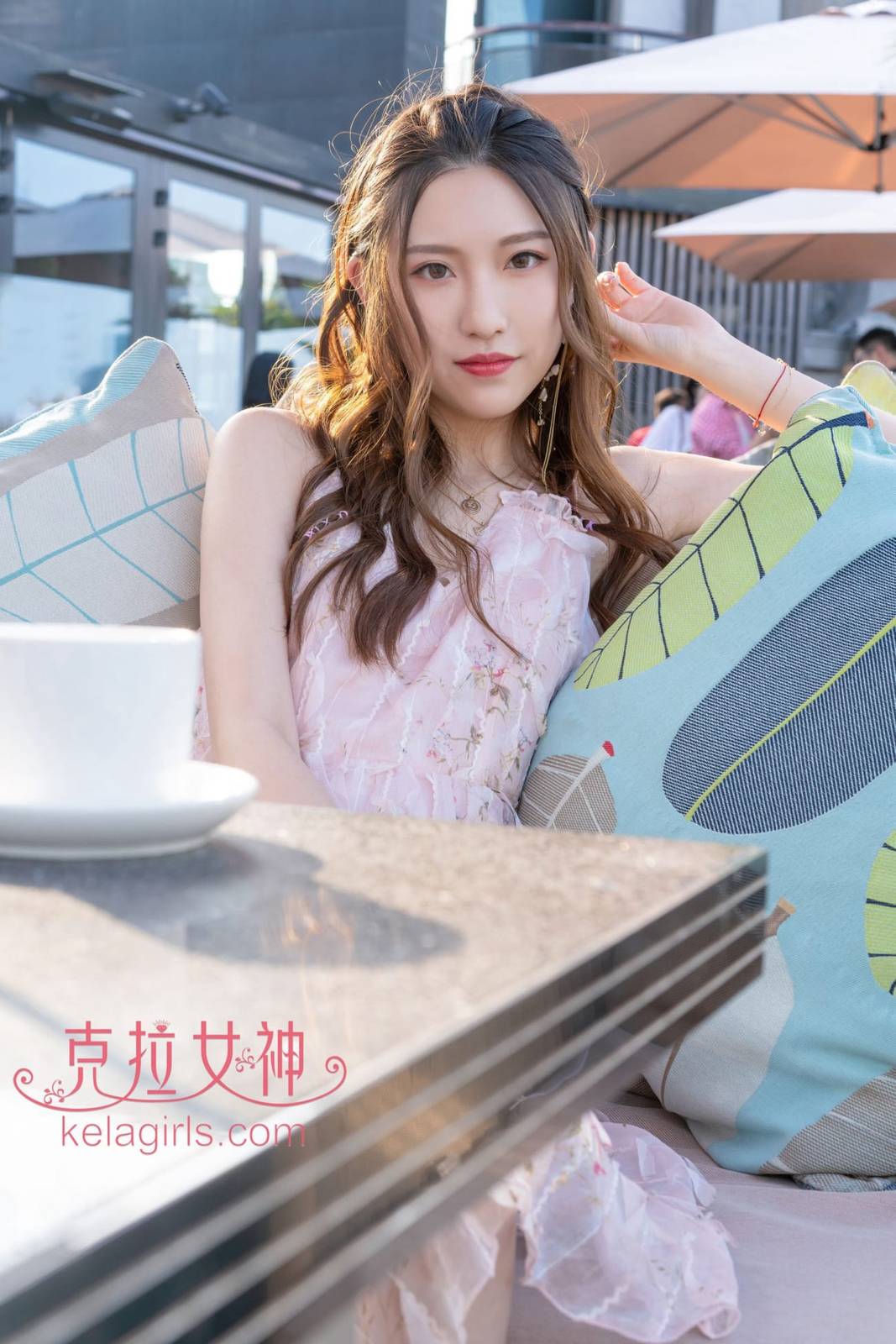 Kelagirls女神克拉芊芊粉色蕾丝长裙邂逅外滩户外性感写真-3