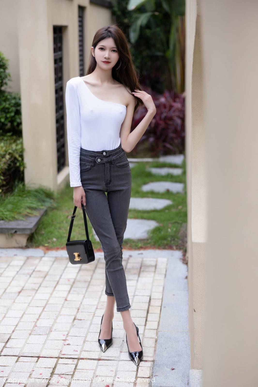 秀人网美女模特程程程-白透收身上衣配紧身牛仔裤厦门旅拍-32