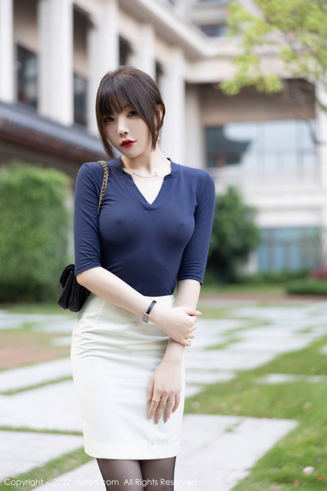 秀人网性感女神芝芝Booty蓝色收身上衣搭配白色短裙OL写真-2