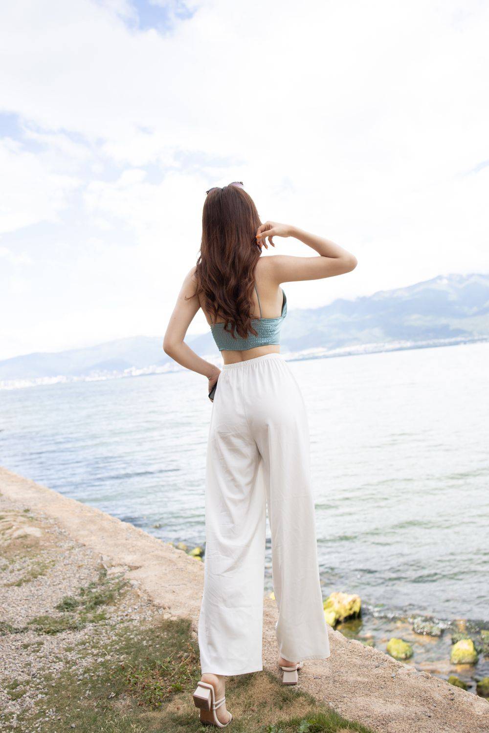 秀人网美女模特芝芝Booty白色紧身长裤都市丽人大理旅拍