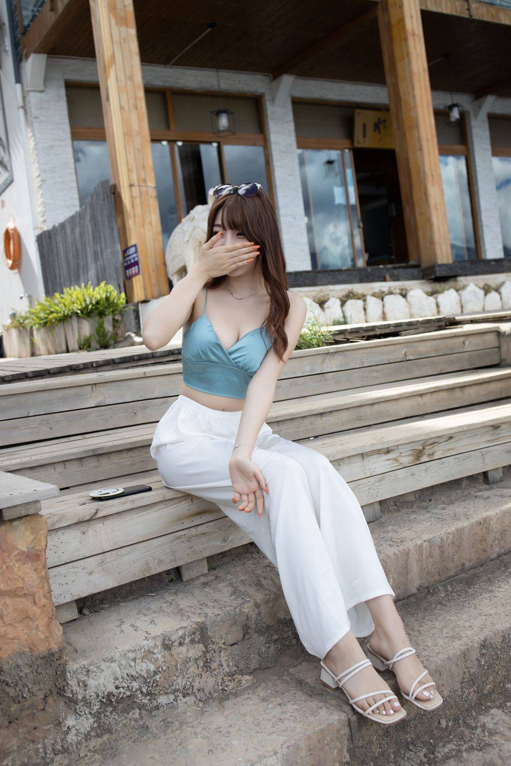 秀人网美女模特芝芝Booty白色紧身长裤都市丽人大理旅拍-58