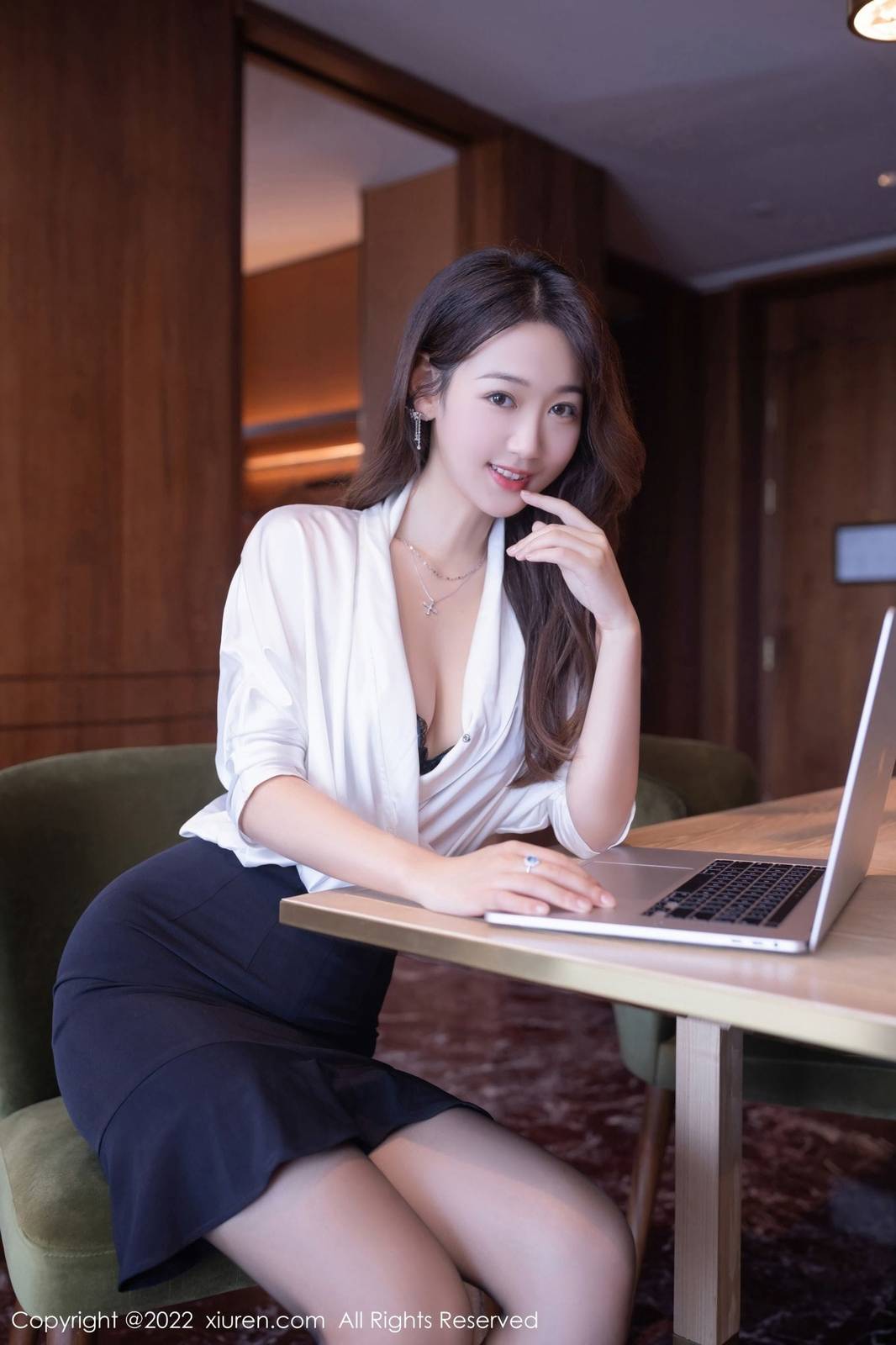 秀人网美女模特唐安琪职场制服黑丝美腿系列广州云南旅拍