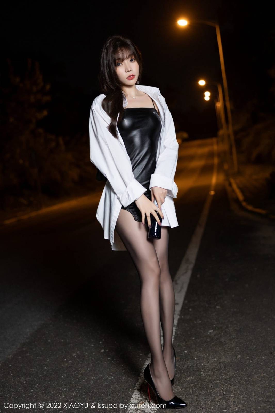 语画界性感女神芝芝Booty白色上衣搭配皮裙黑丝系列写真-5