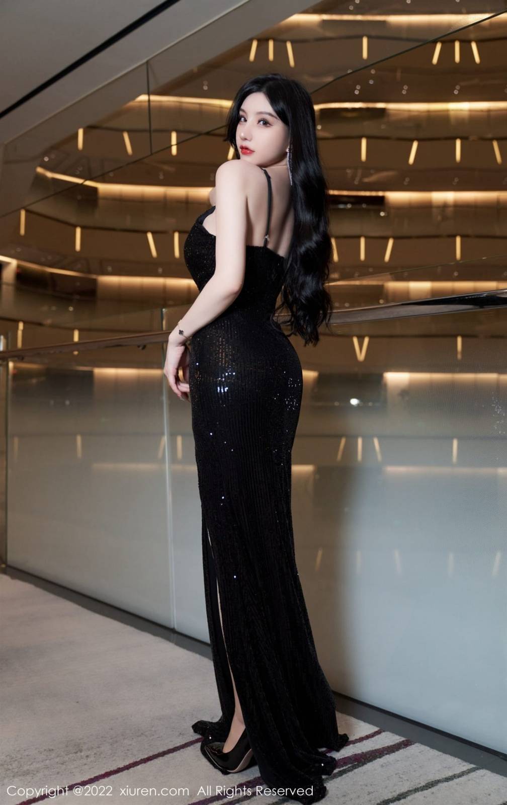 秀人网美女模特周于希Sally黑色闪亮吊裙原色丝袜心愿旅拍-13