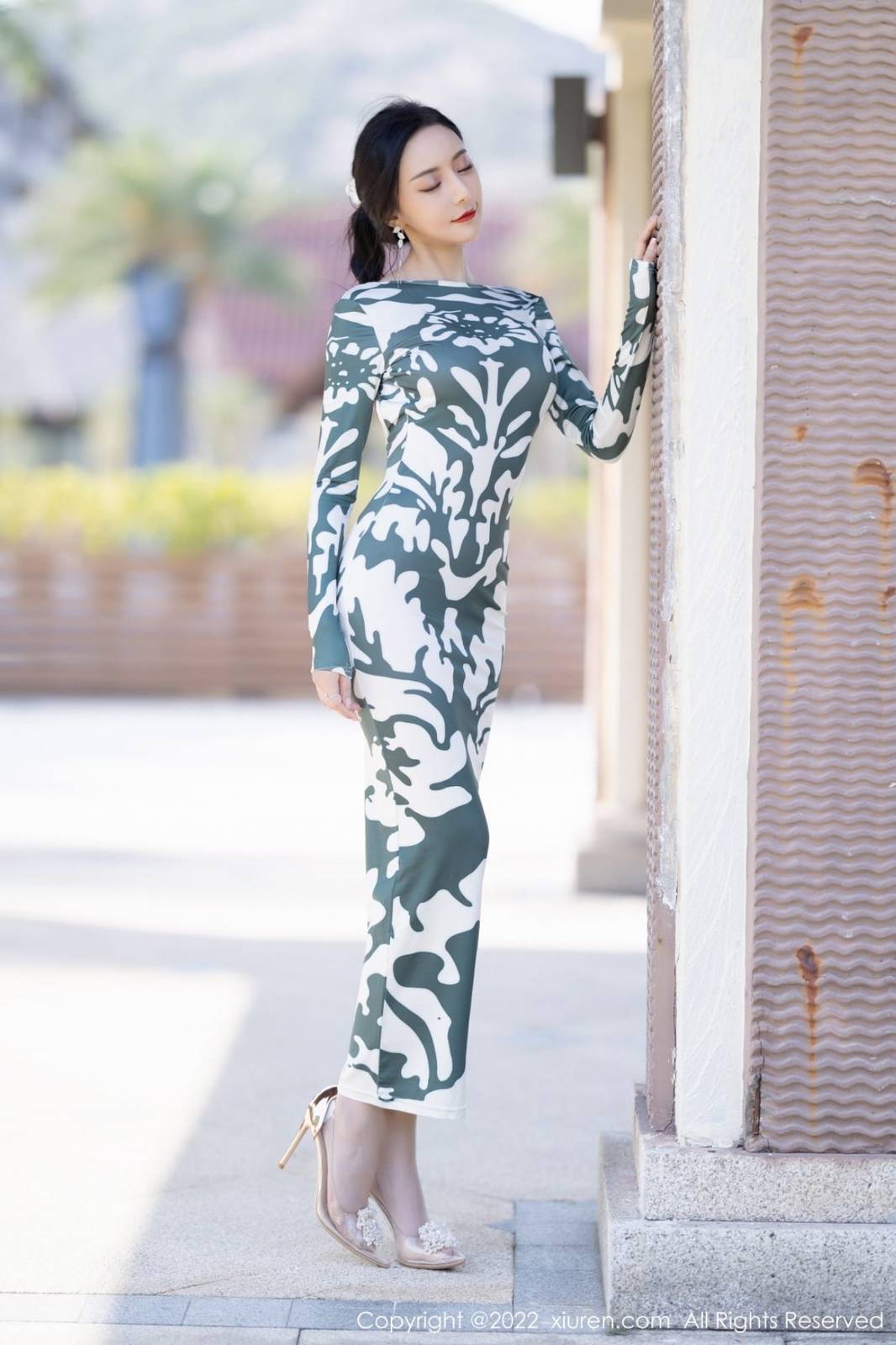 秀人网性感女神王馨瑶yanni连衣长裙搭配原色丝袜厦门旅拍-6