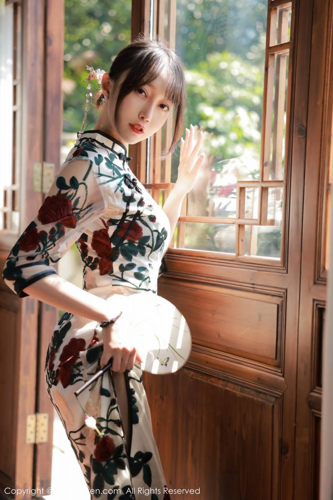 秀人网美女模特玥儿玥er韵味旗袍搭配黑丝系列澳门旅拍-9