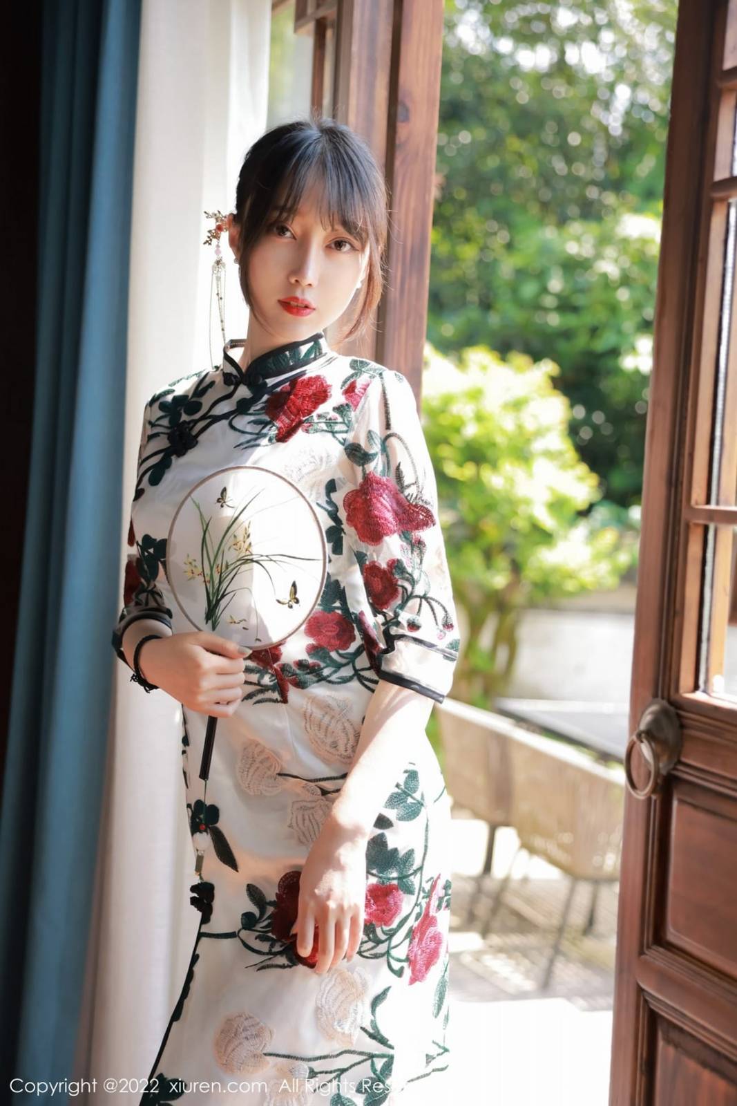 秀人网美女模特玥儿玥er韵味旗袍搭配黑丝系列澳门旅拍-4