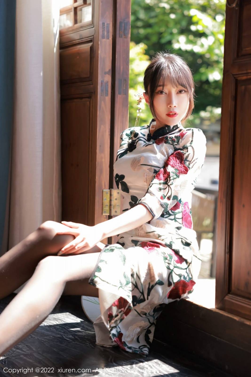 秀人网美女模特玥儿玥er韵味旗袍搭配黑丝系列澳门旅拍-15