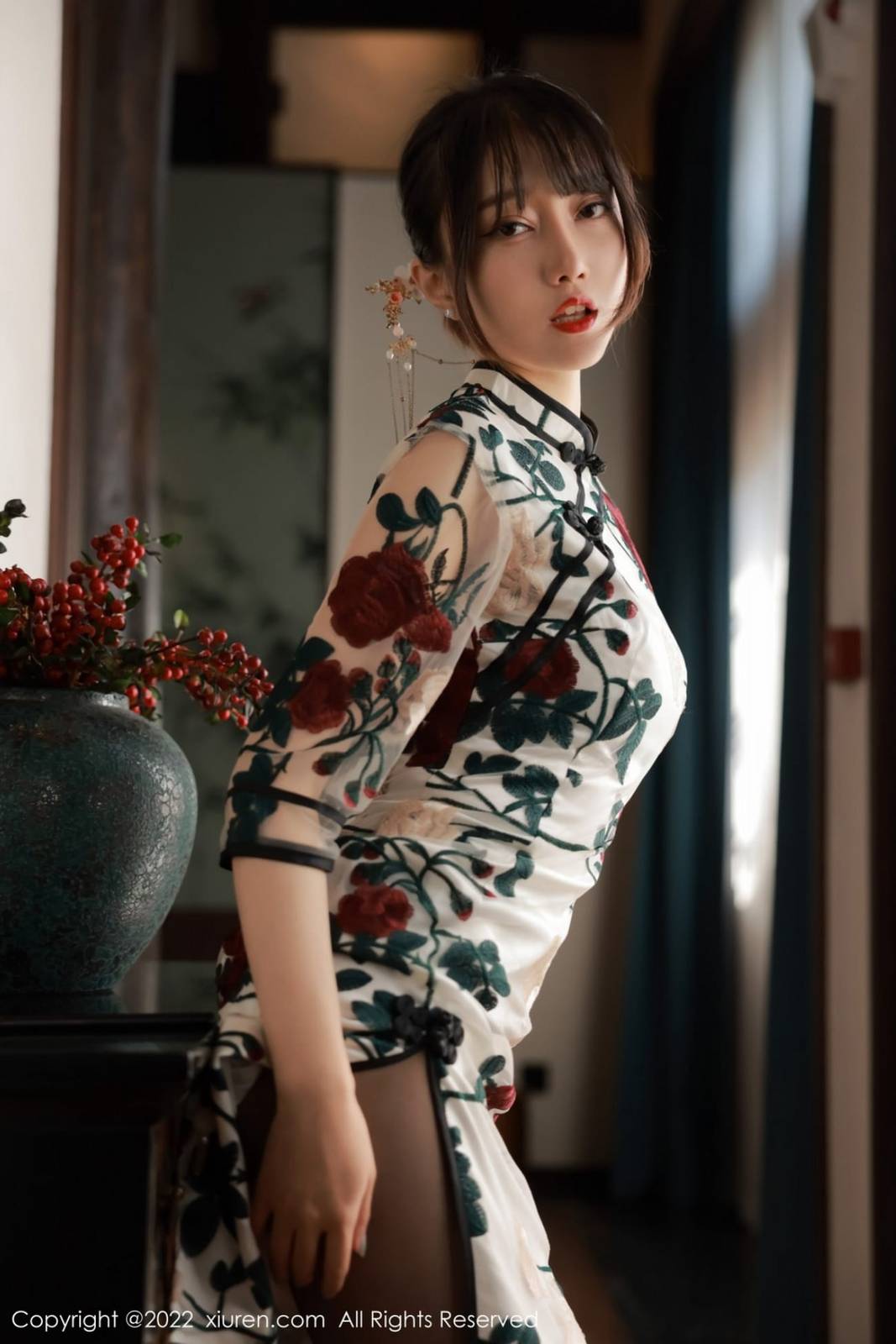 秀人网美女模特玥儿玥er韵味旗袍搭配黑丝系列澳门旅拍-27