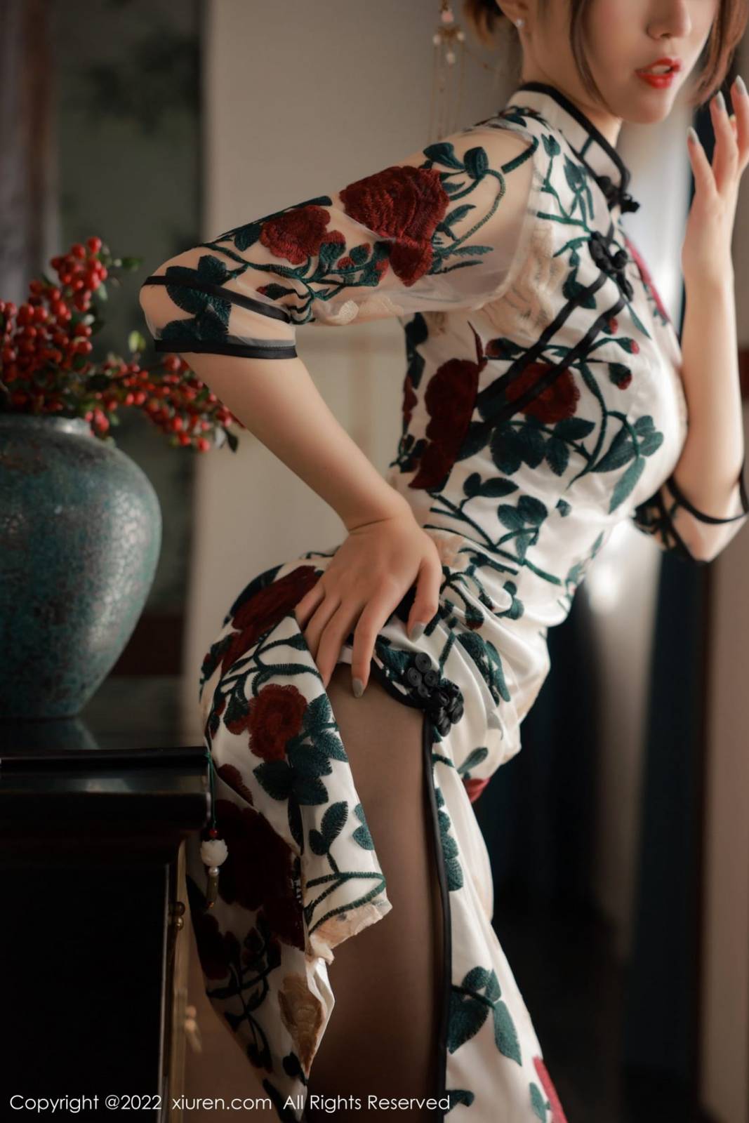 秀人网美女模特玥儿玥er韵味旗袍搭配黑丝系列澳门旅拍-28