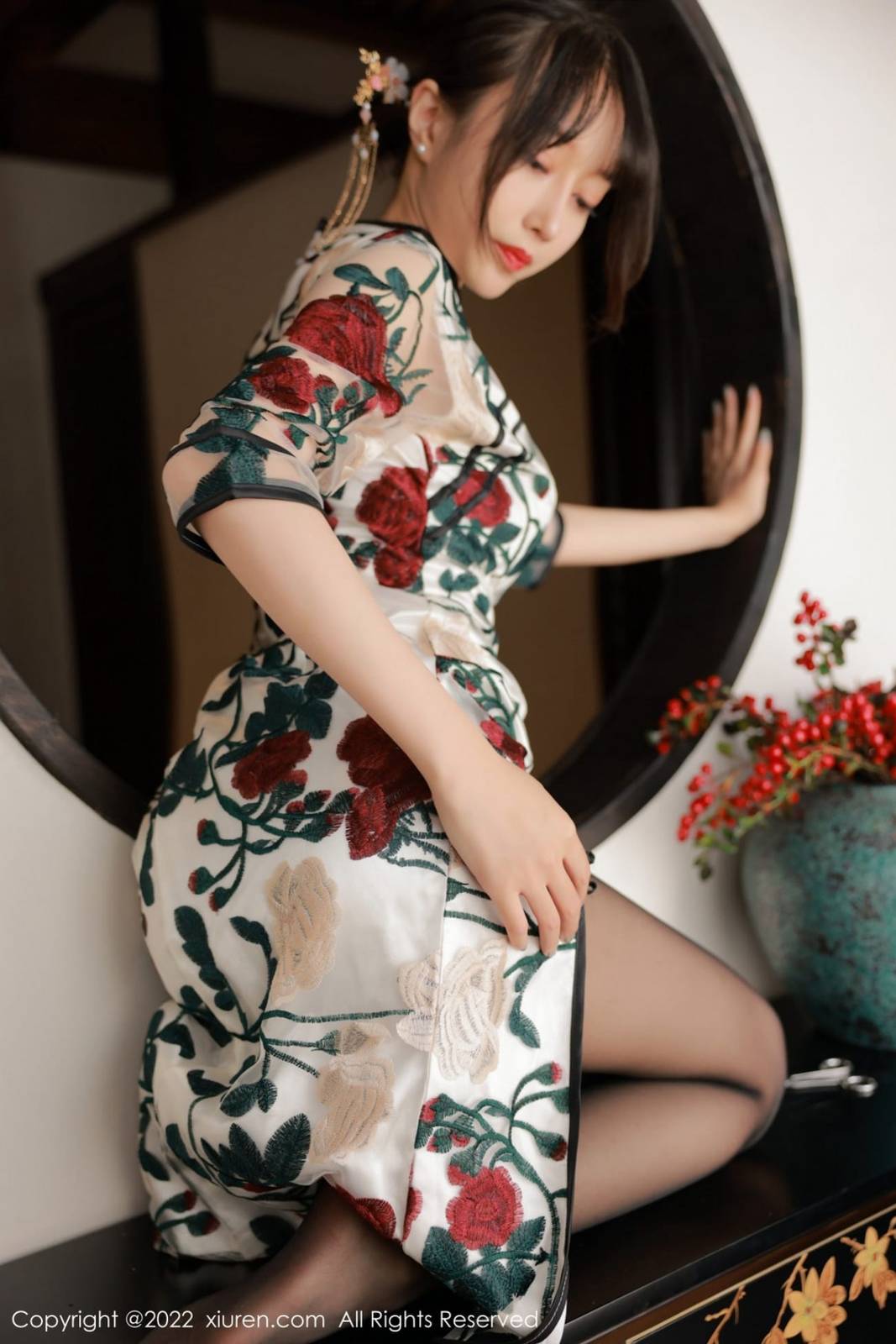 秀人网美女模特玥儿玥er韵味旗袍搭配黑丝系列澳门旅拍-36