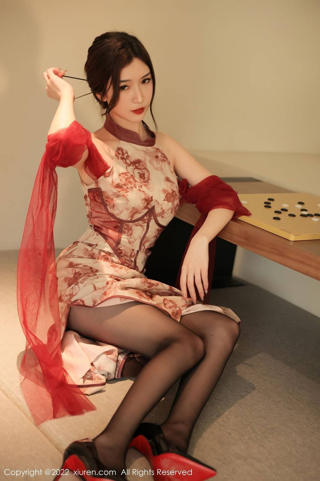 秀人网新人模特hebe韩心雨花纹旗袍服饰搭配诱人黑丝写真-6