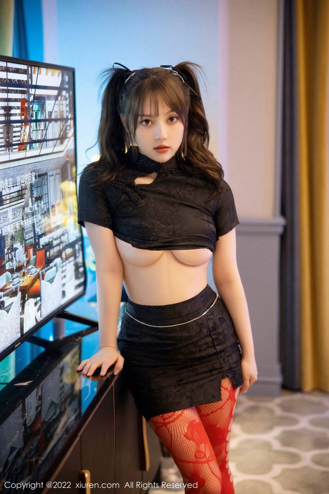 秀人网美女模特豆瓣酱短款旗袍搭配红色网格丝袜性感写真-21