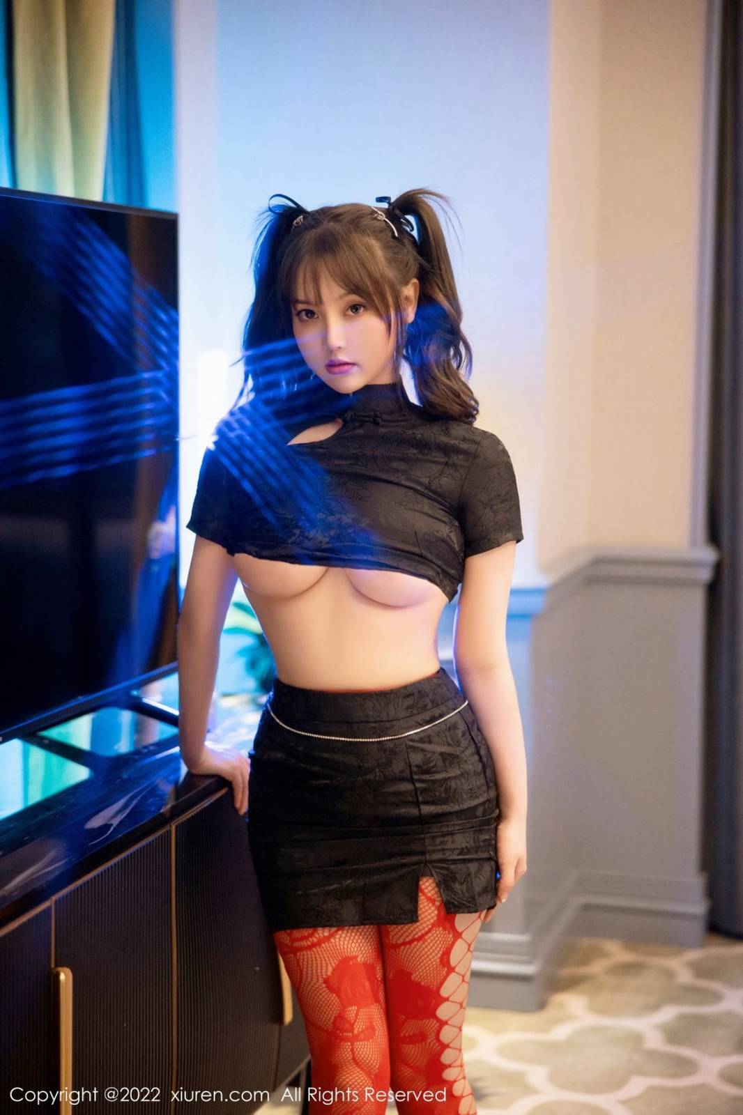 秀人网美女模特豆瓣酱短款旗袍搭配红色网格丝袜性感写真-23