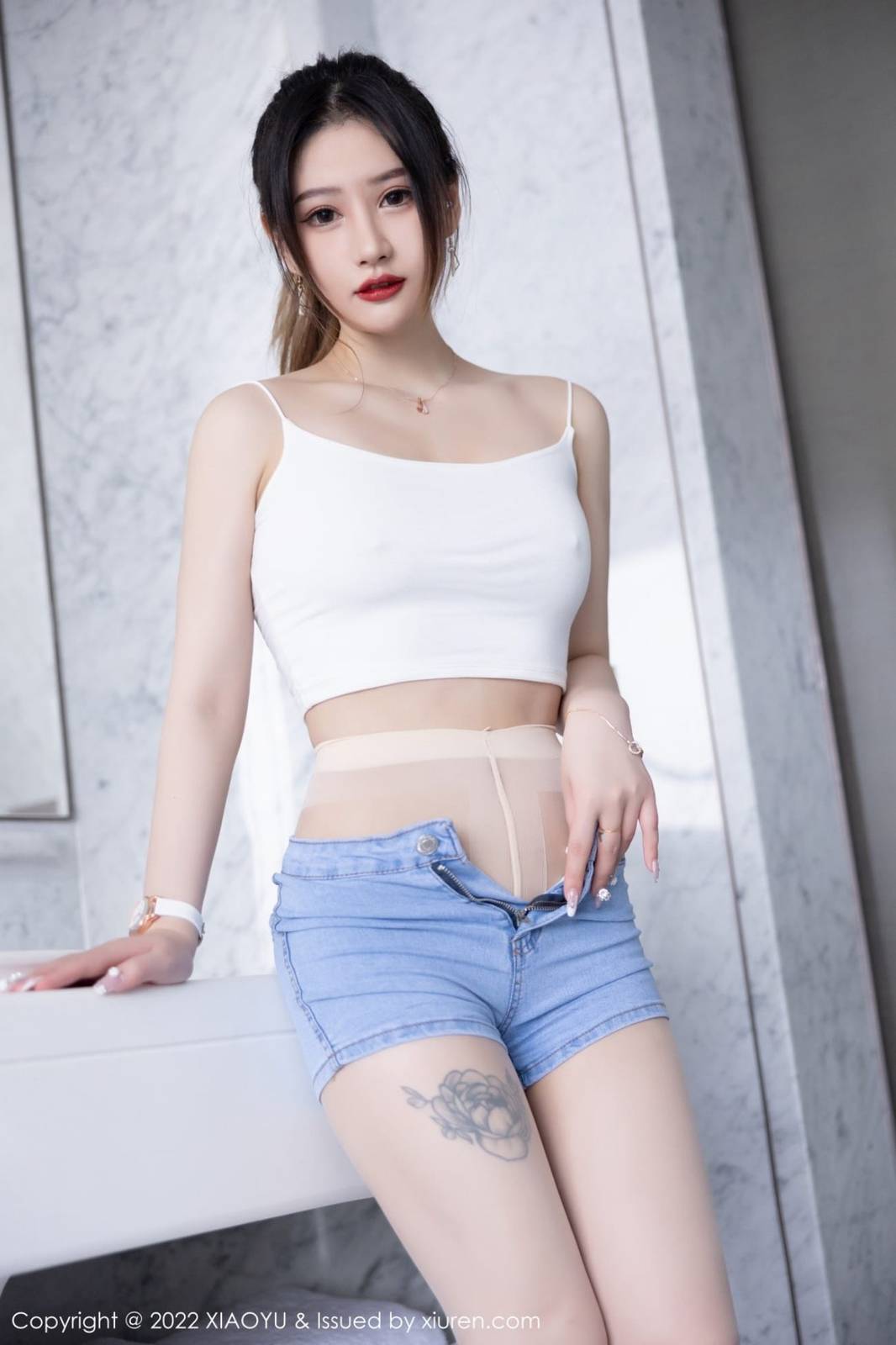 语画界美女模特张欣欣白色吊带上衣搭配牛仔短裤性感写真-27