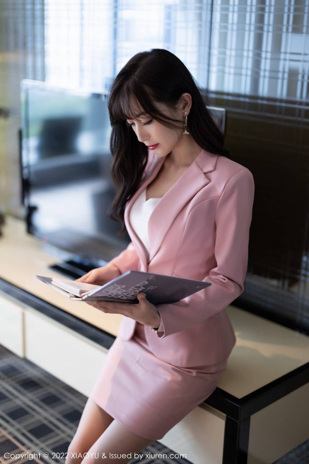 语画界美女模特林星阑粉色职业装搭配原色丝袜性感写真-6