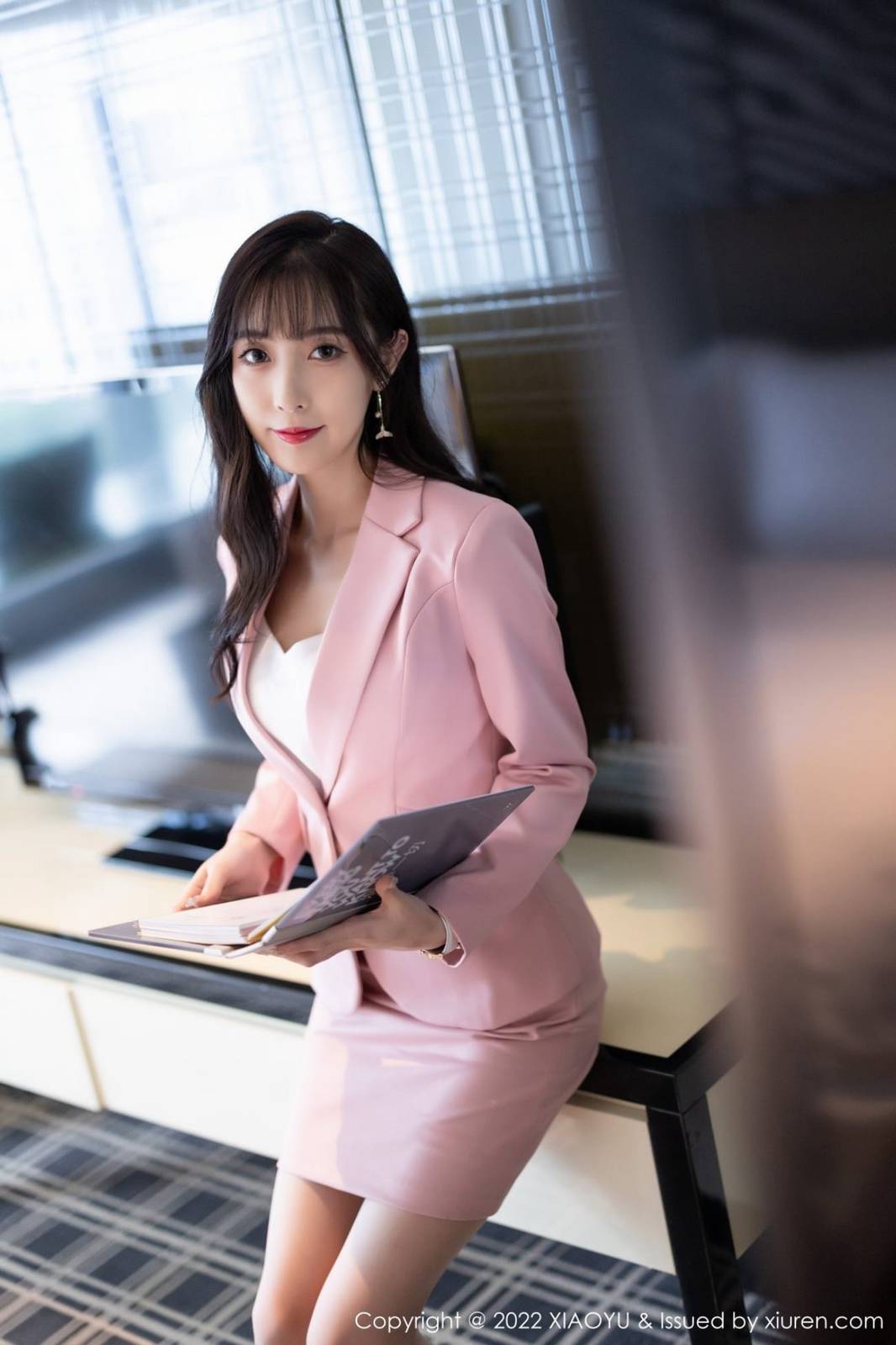语画界美女模特林星阑粉色职业装搭配原色丝袜性感写真-7