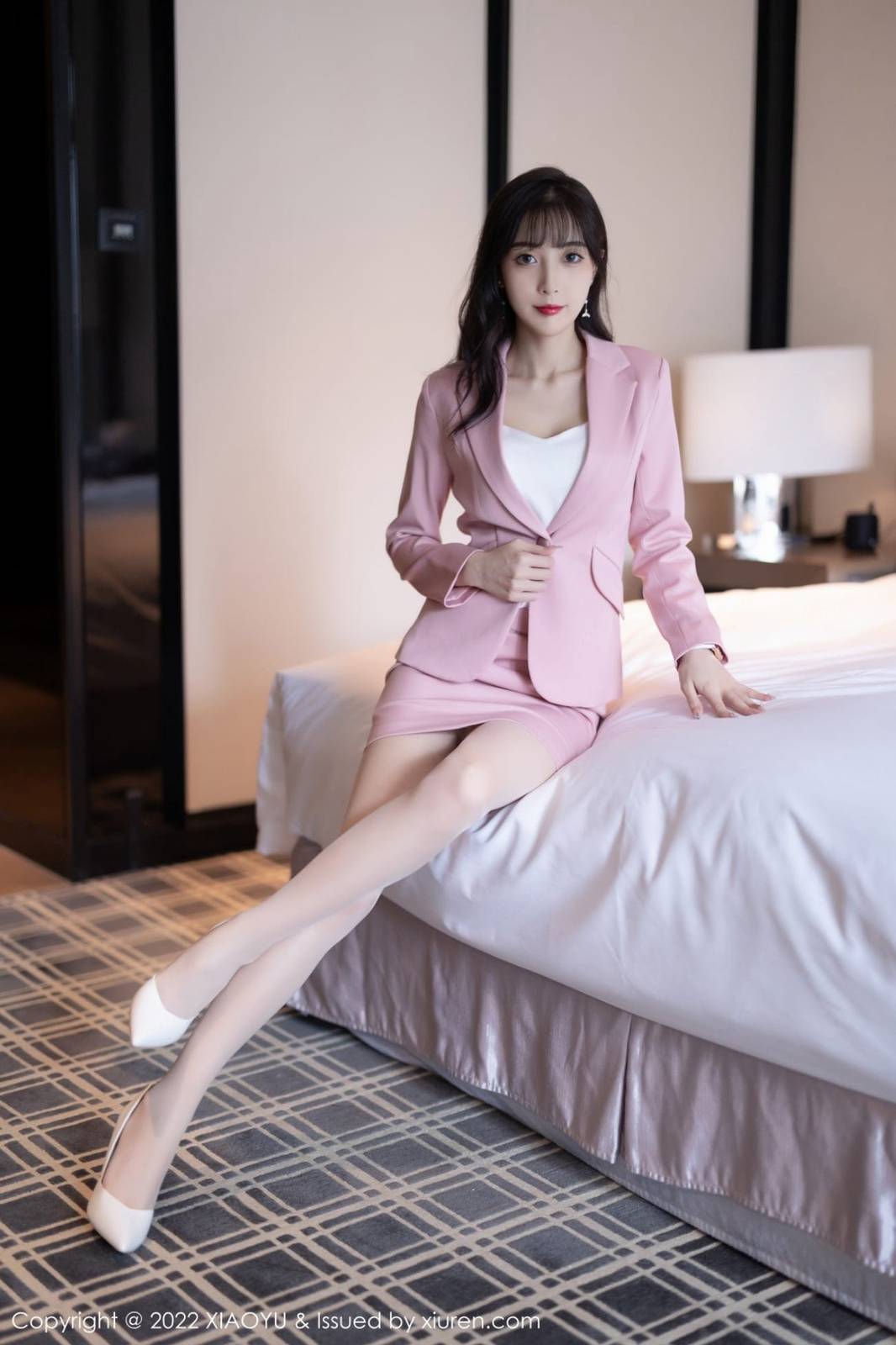 语画界美女模特林星阑粉色职业装搭配原色丝袜性感写真-12