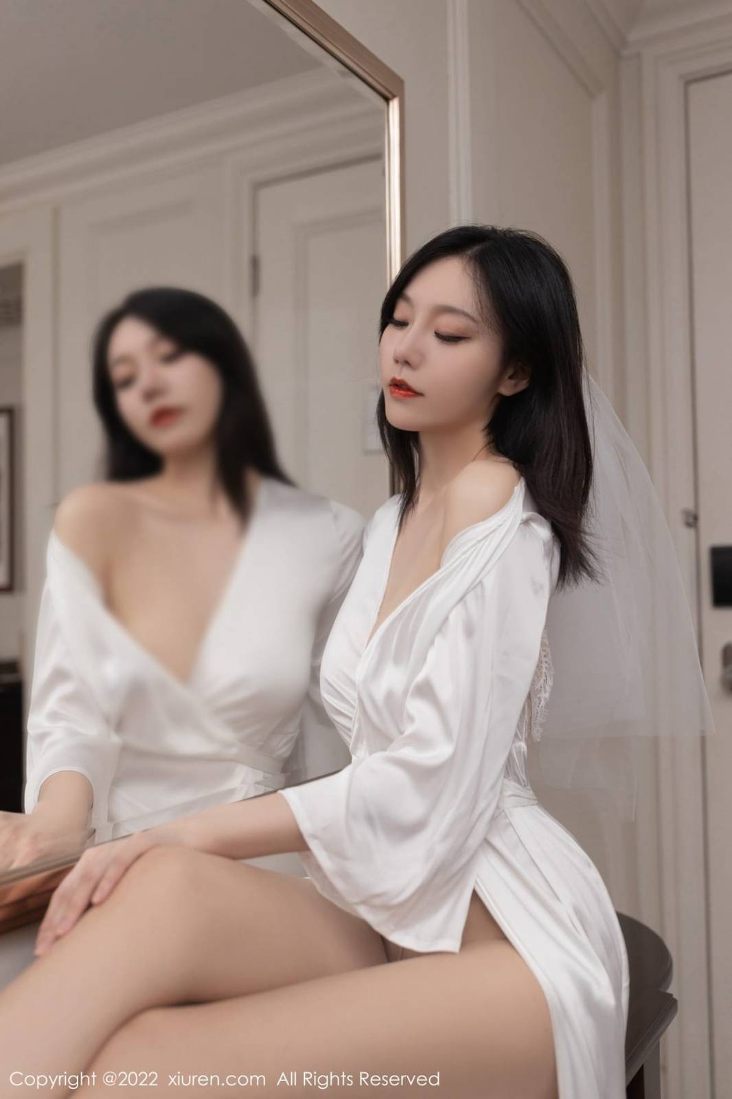 秀人网美女模特安然Maleah白色连衣长裙搭配原色丝袜旅拍-9