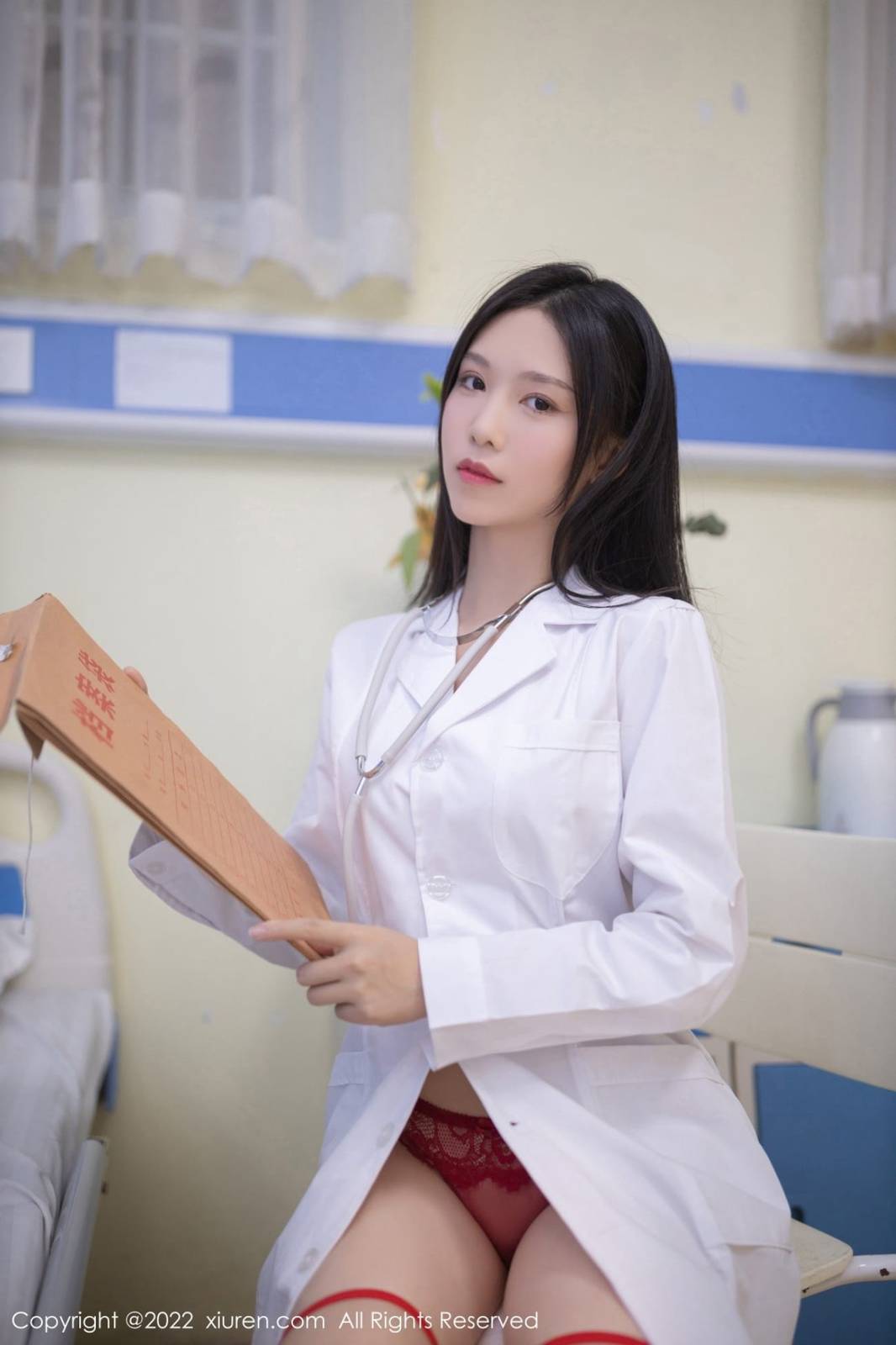 秀人网美女模特抖娘利世护士服饰搭配原色丝袜性感写真-6