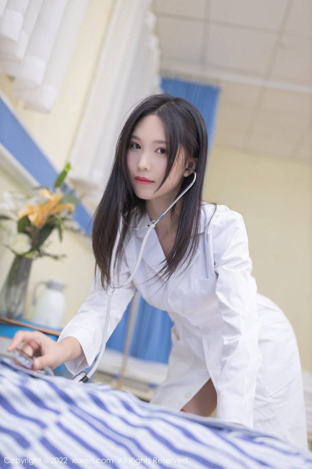 秀人网美女模特抖娘利世护士服饰搭配原色丝袜性感写真-5