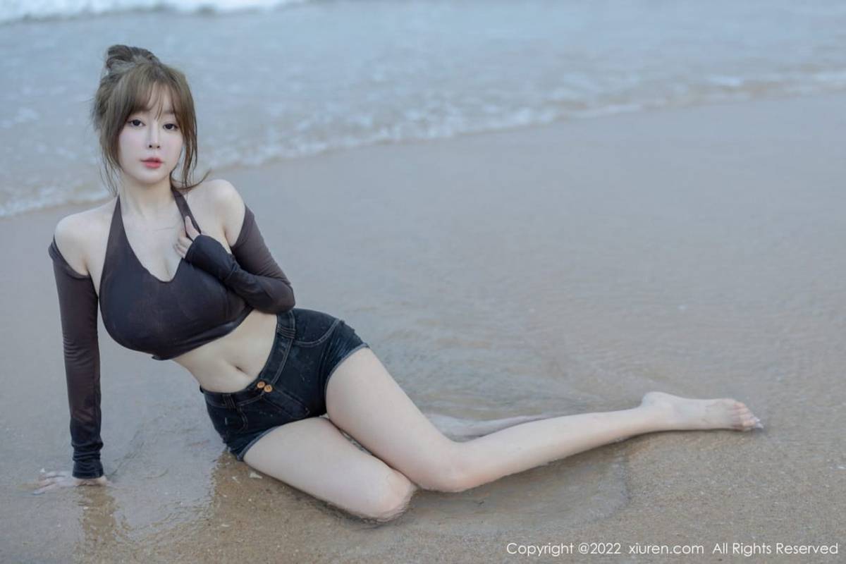 秀人网性感女神王雨纯咖啡色收身上衣搭配短裤海南旅拍-17