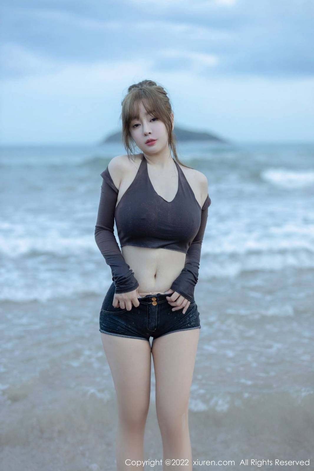 秀人网性感女神王雨纯咖啡色收身上衣搭配短裤海南旅拍-18