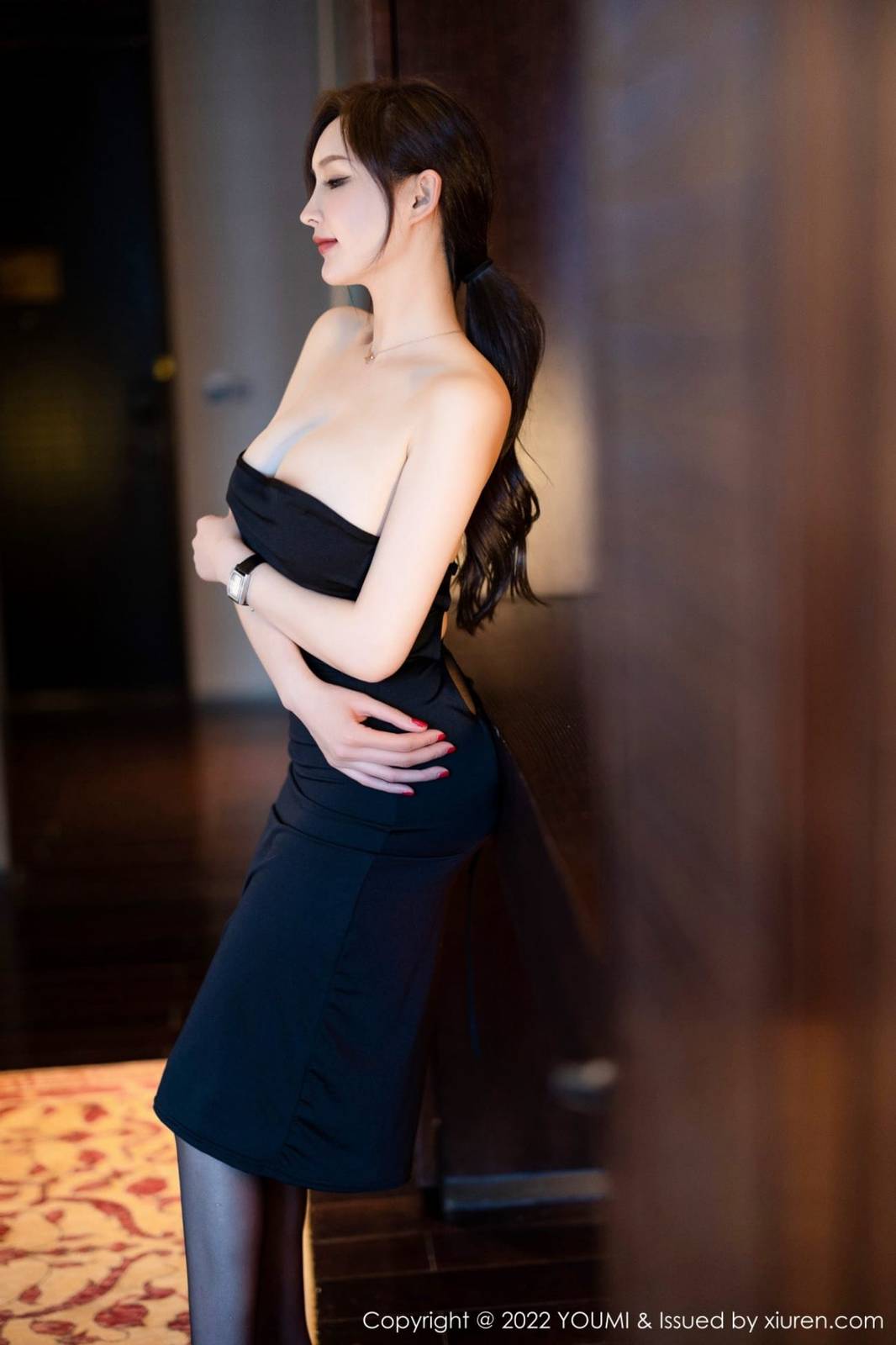 尤蜜荟性感女神周妍希露肩礼裙搭配黑丝诱人系列私房写真-7