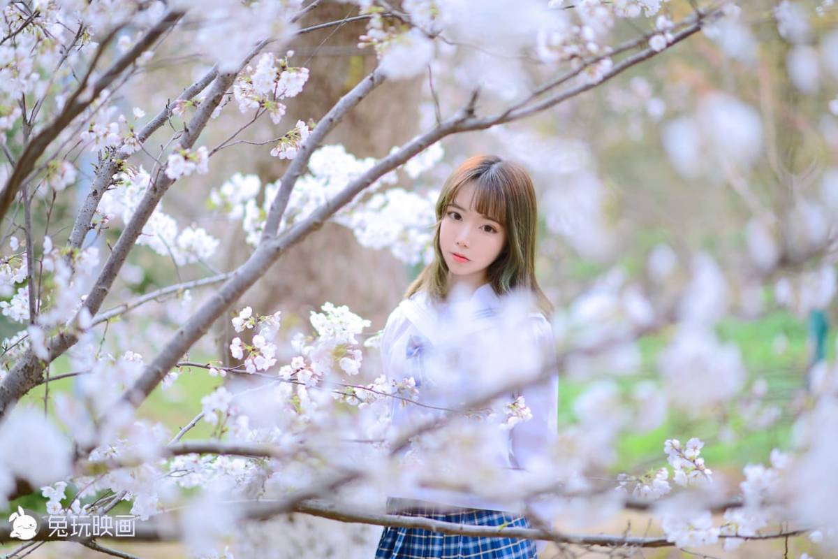 兔玩映画清纯少女JK制服搭配白色丝袜樱花场景户外写真-11