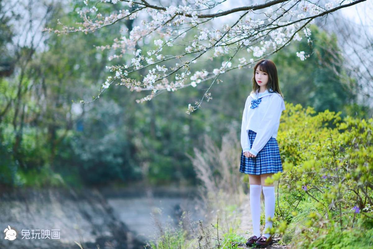 兔玩映画清纯少女JK制服搭配白色丝袜樱花场景户外写真-17