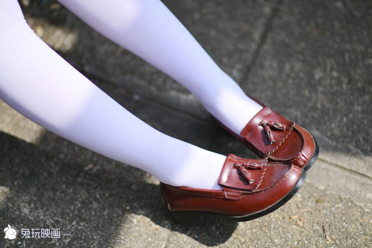 兔玩映画清纯少女JK制服搭配白色丝袜樱花场景户外写真-27