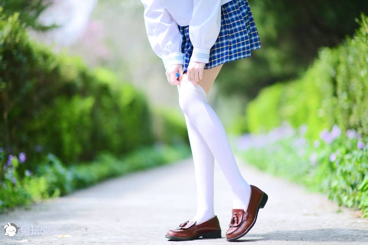 兔玩映画清纯少女JK制服搭配白色丝袜樱花场景户外写真-23