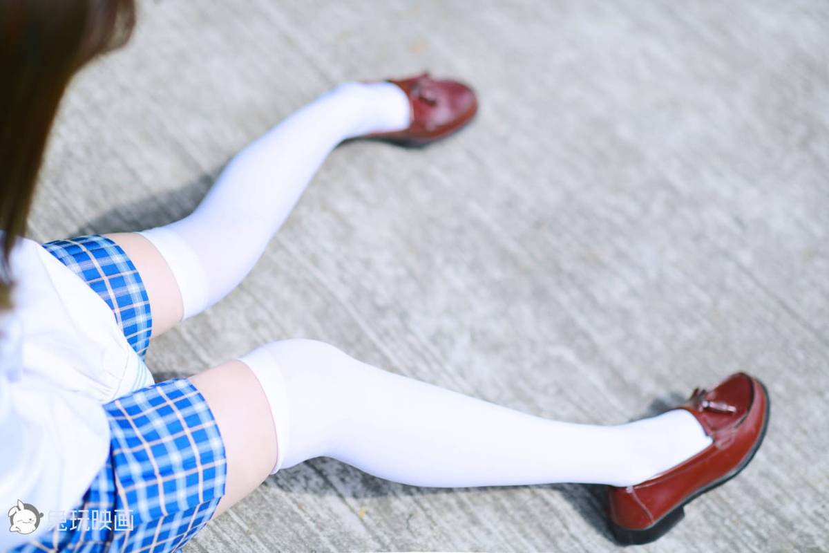 兔玩映画清纯少女JK制服搭配白色丝袜樱花场景户外写真-29