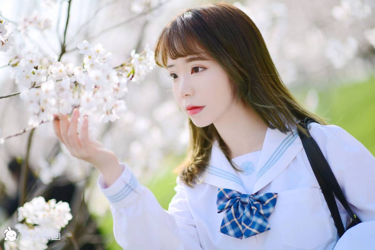 兔玩映画清纯少女JK制服搭配白色丝袜樱花场景户外写真-36
