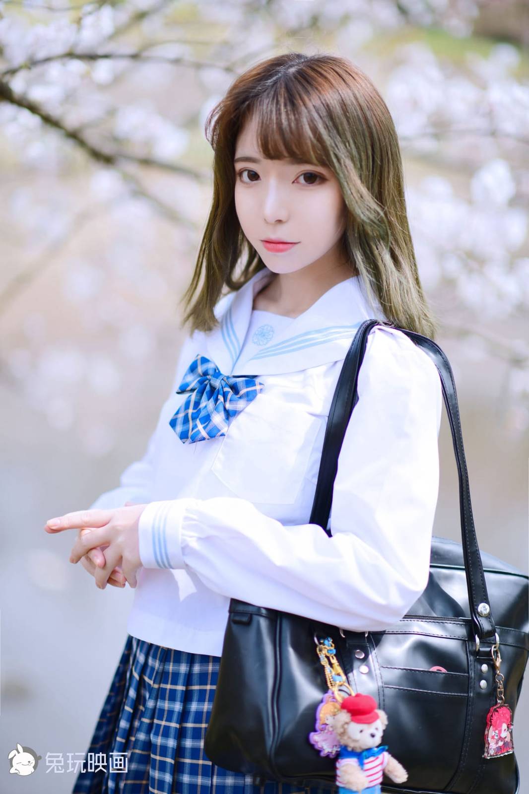 兔玩映画清纯少女JK制服搭配白色丝袜樱花场景户外写真-37