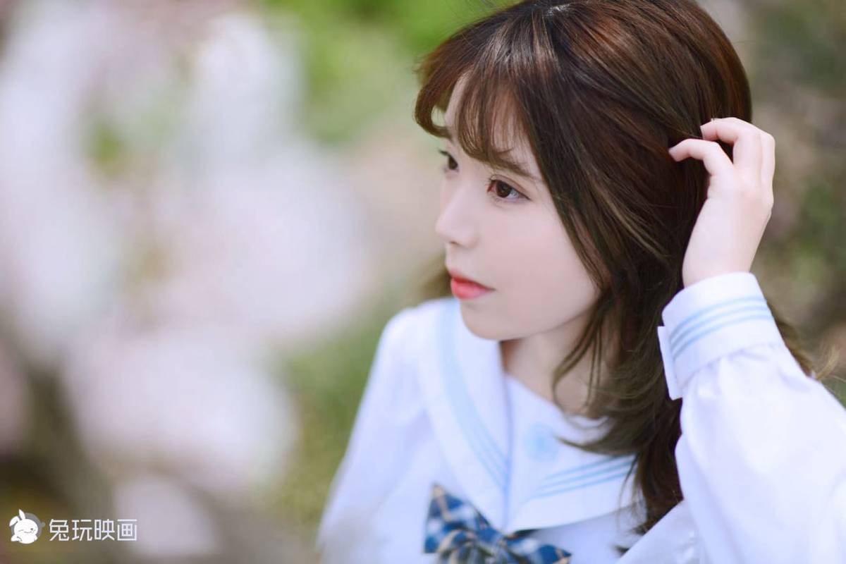 兔玩映画清纯少女JK制服搭配白色丝袜樱花场景户外写真-34