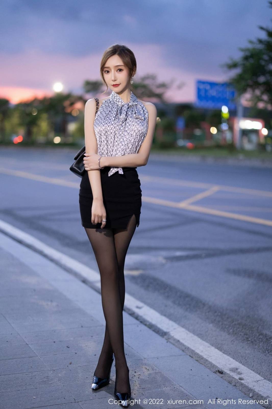 秀人网性感女神王馨瑶yanni露肩上衣搭配黑色短裙撩人写真