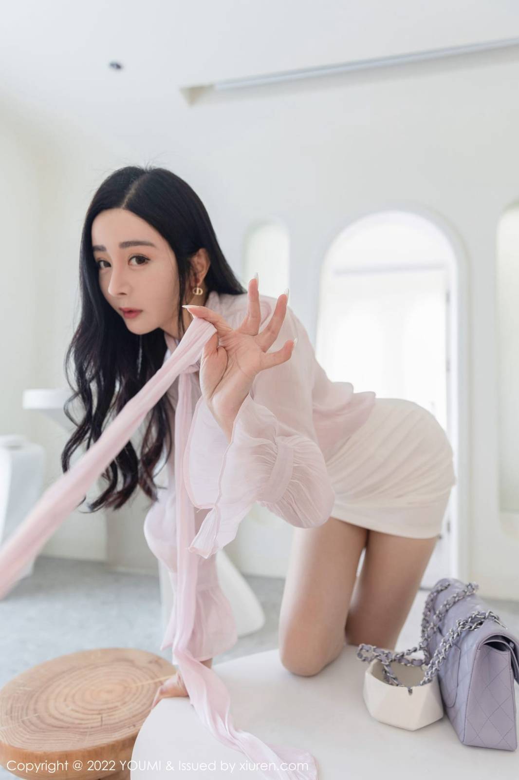 尤蜜荟美女模特允薾粉色服饰搭配白色短裙系列大理旅拍-24