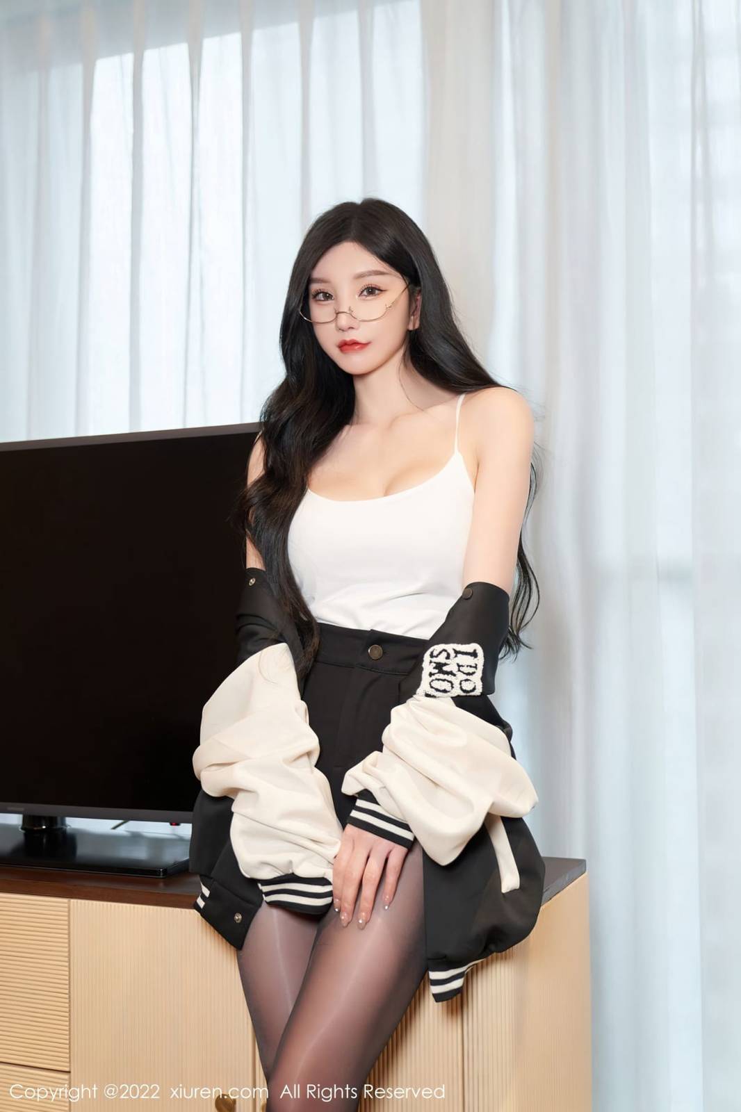 秀人网性感女神周于希Sally简约棒球服外衣黑色短裤心愿旅拍-15