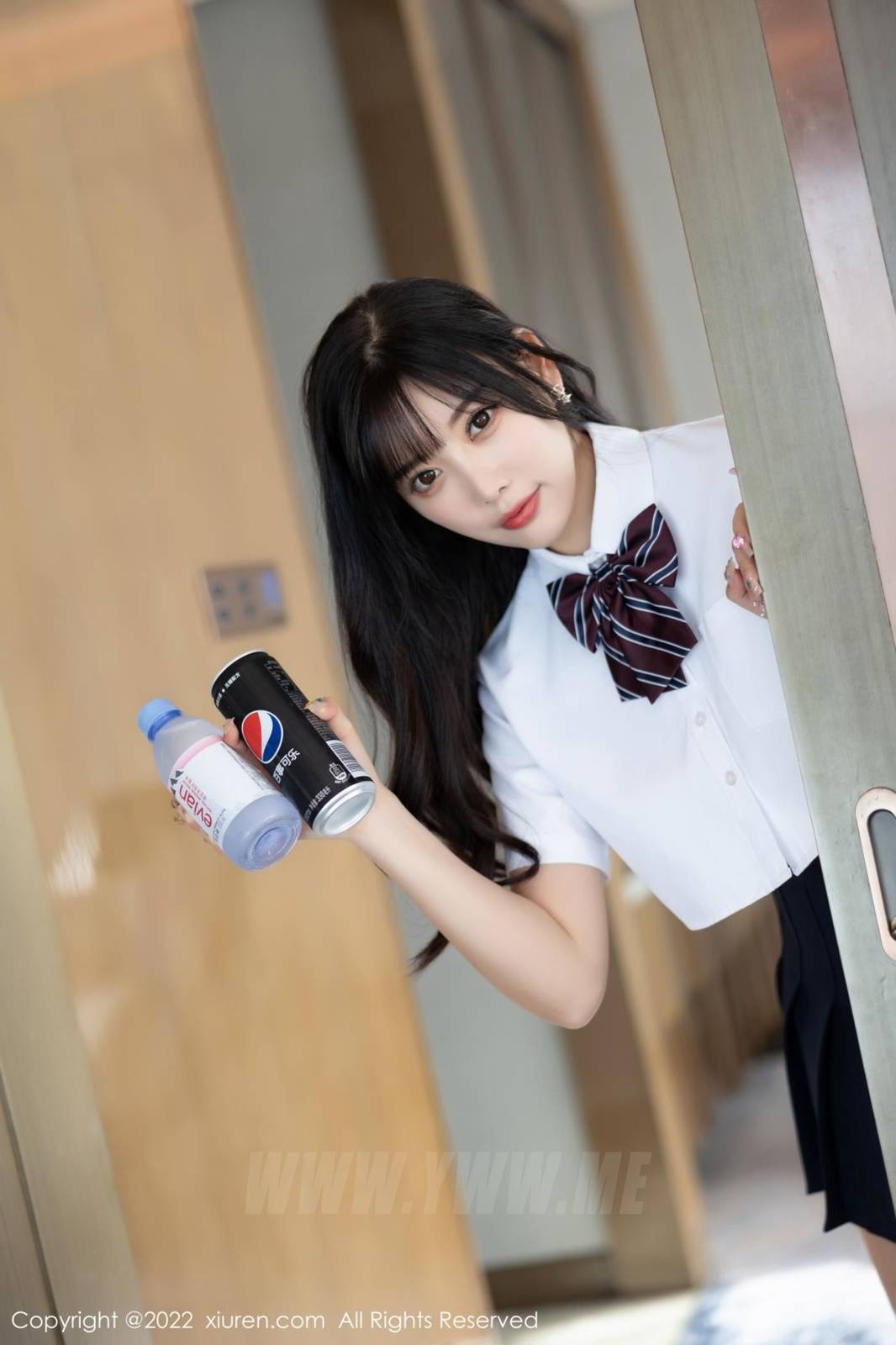 秀人网性感女神杨晨晨Yome学妹制服搭配蓝色短裙私房写真