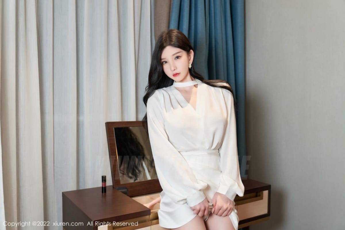 秀人网性感女神周于希Sally简约白色服饰搭配短裙私房写真-18