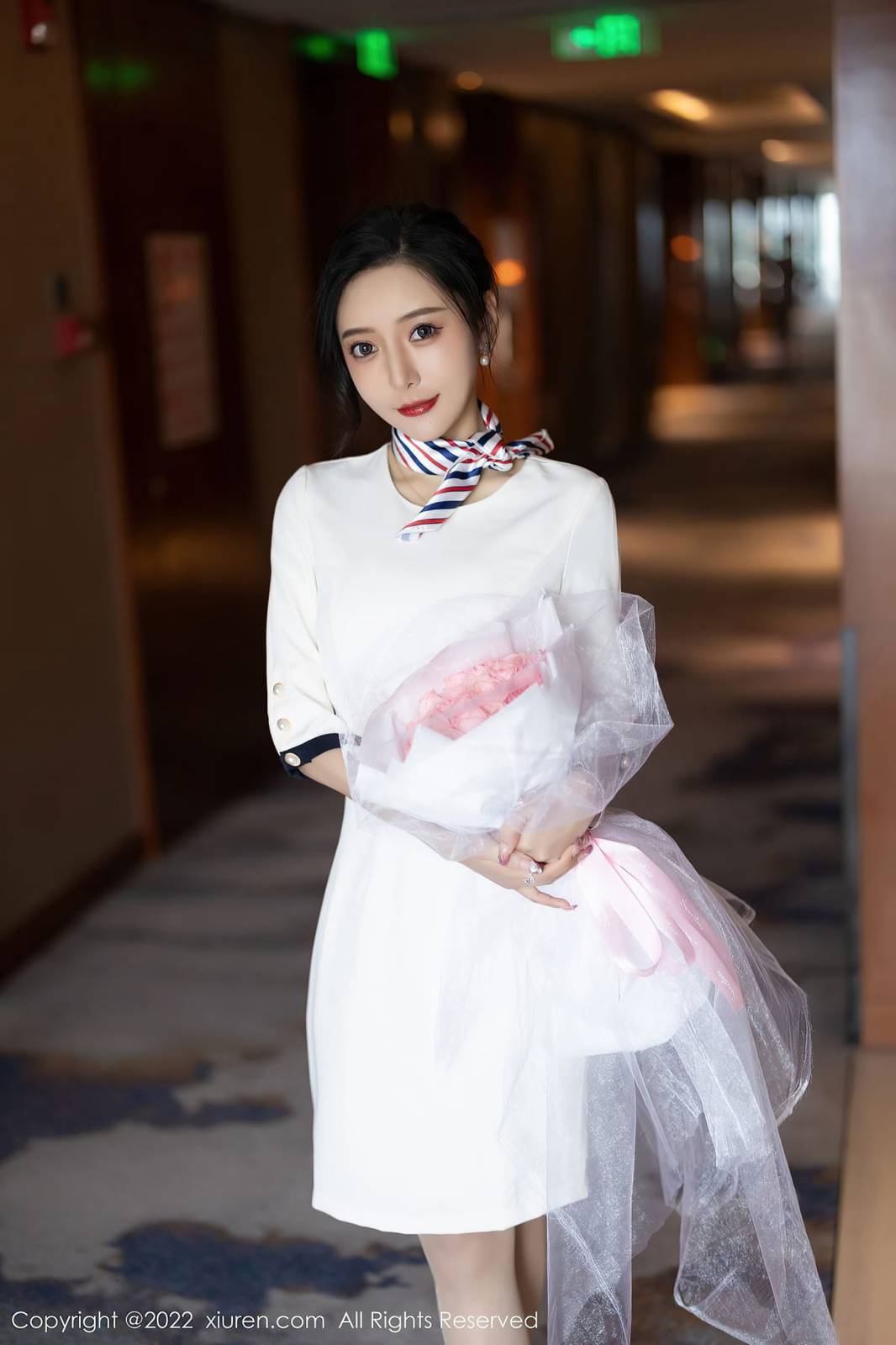 秀人网性感女神王馨瑶yanni白色连衣短裙原色丝袜撩人写真