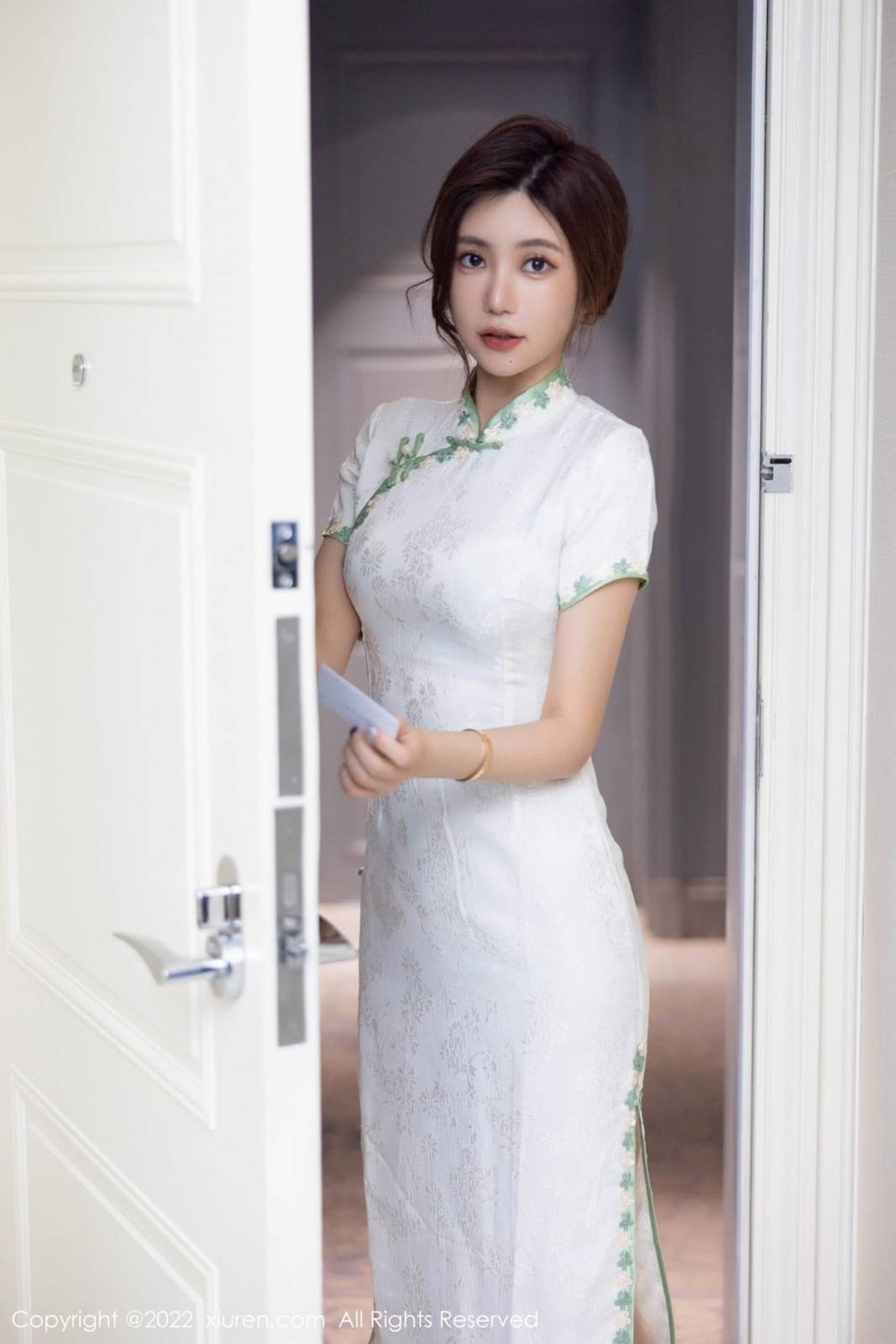 秀人网性感女神绮里嘉ula白色旗袍搭配原色丝袜心愿旅拍-14