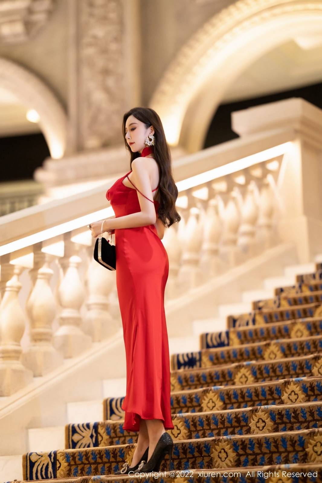 秀人网性感女神王馨瑶yanni红色礼裙搭配原色丝袜气质写真