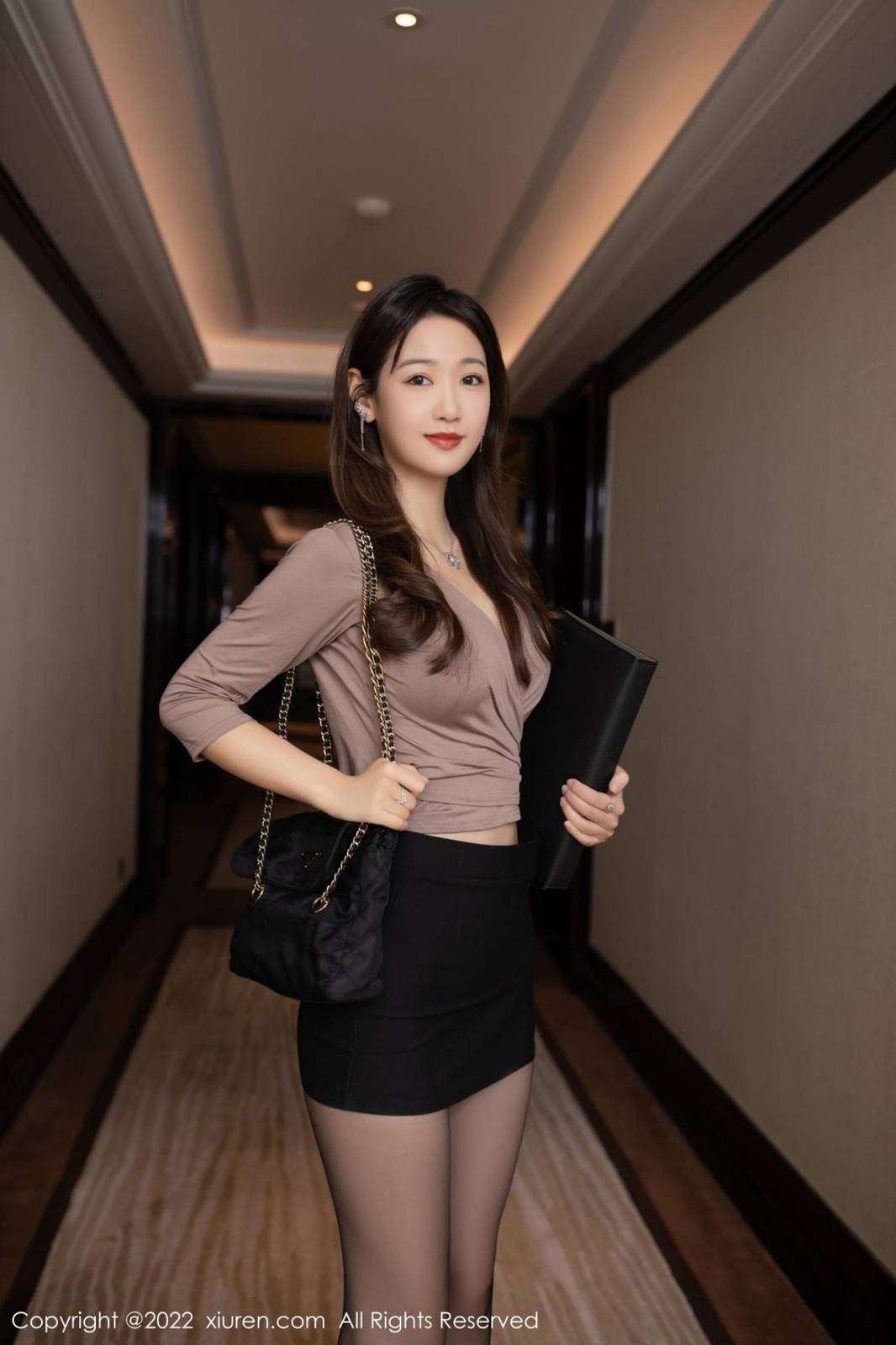 秀人网美女模特唐安琪咖啡色上衣黑色短裙白领OL私房写真