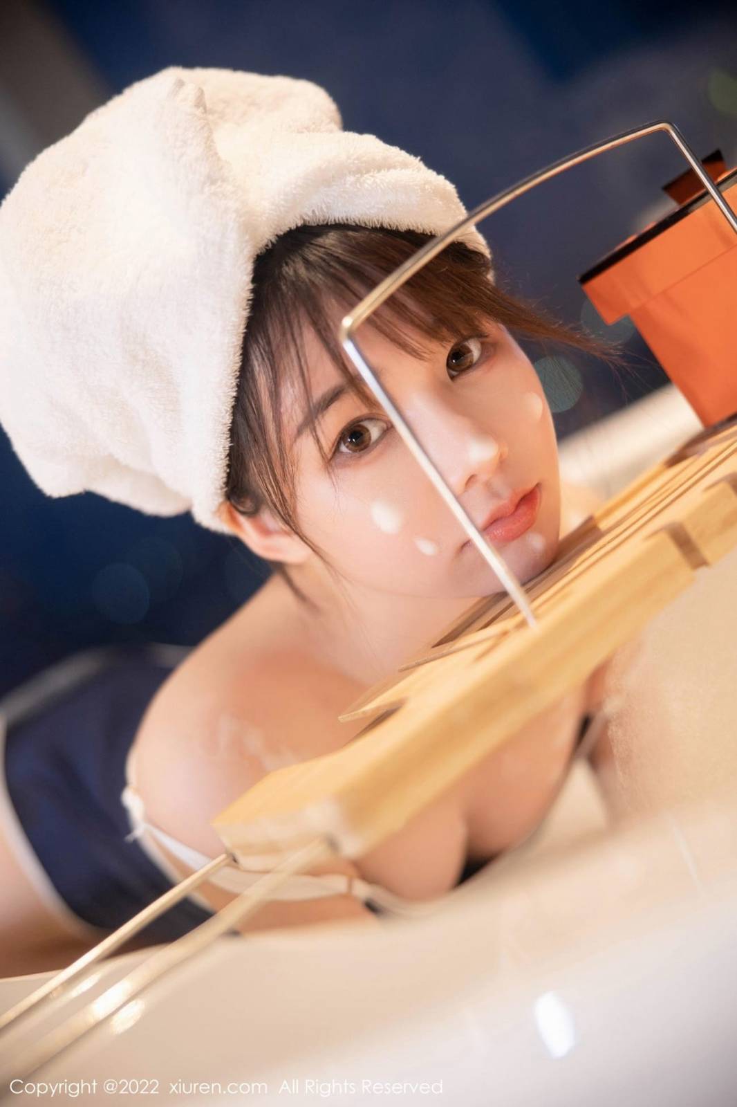 秀人网美女模特婠婠么深蓝色比基尼服饰曼妙身姿淋漓写真-19