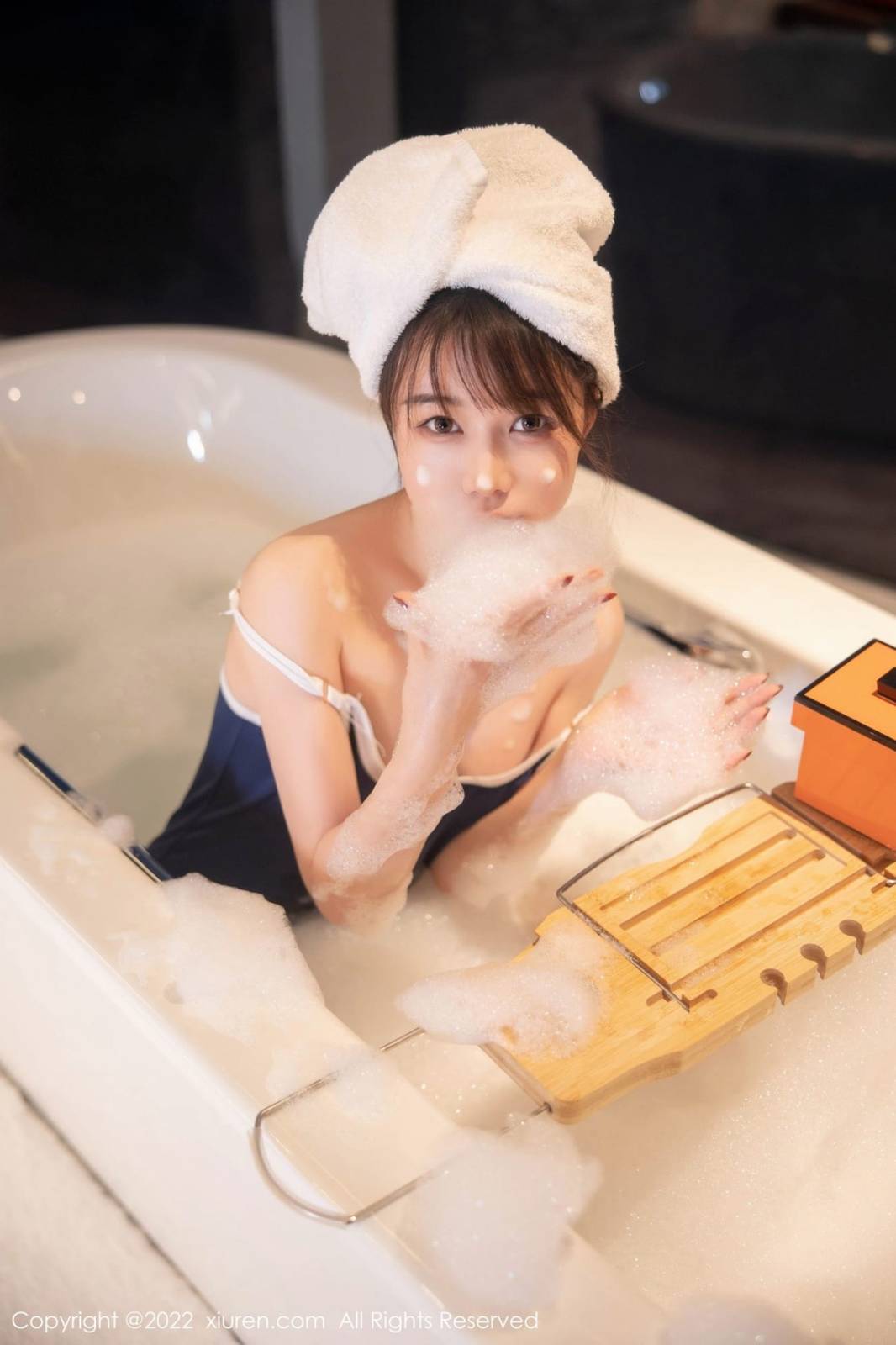 秀人网美女模特婠婠么深蓝色比基尼服饰曼妙身姿淋漓写真-24